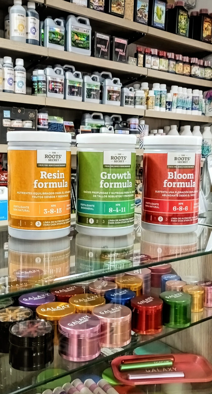 Productos The Roots' Secret exhibidos en tienda especializada