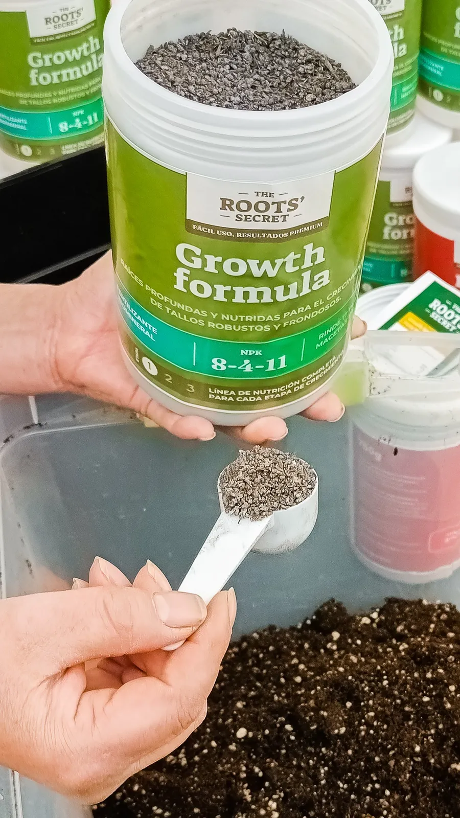 Medición de fertilizante sólido Growth de TRS con cuchara junto al sustrato